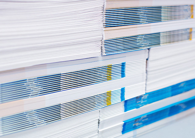 中綴じ冊子・中綴じ製本とは? 仕様や制作時のポイントをご説明