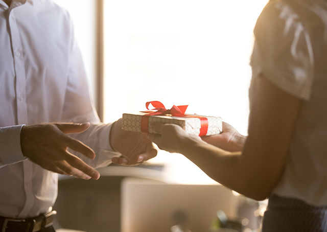 退職祝いの記念品で人気なのは? 相場やマナー、選び方も解説